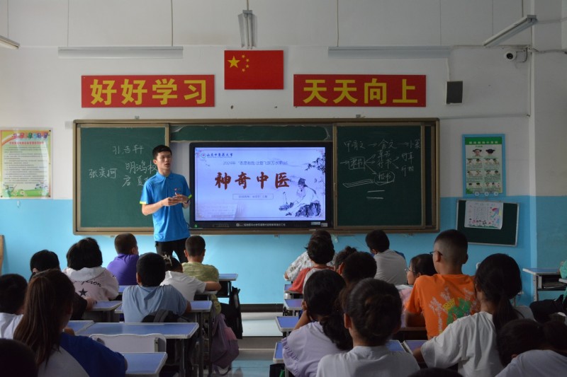 传承中医药千年智慧，共筑健康中国新篇章——九川星火志愿服务队赴新疆喀什开展中医药文化宣传活动